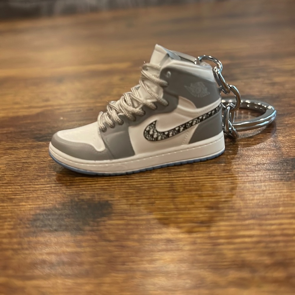 Off-white x Nike. “Air Jordan One” Keychain.